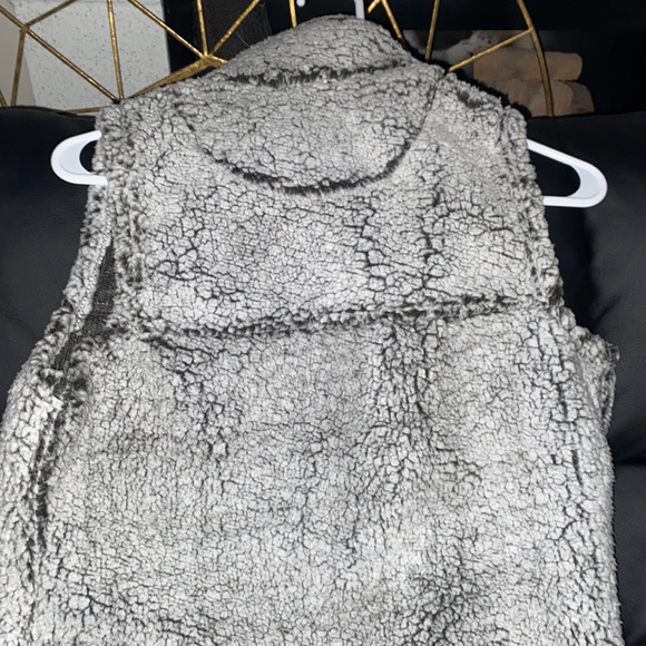 Super soft Vest gray can be zipped up like a turtle neck light weight - Picture 5 of 8